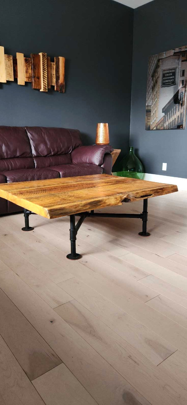 Reclaimed wood coffee table  in Coffee Tables in Markham / York Region - Image 4