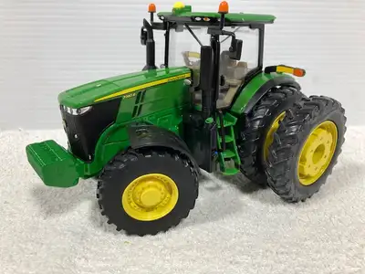 1/32nd JOHN DEERE 7290R farm toy tractor produced by ERTL in 2015. This is #17 in the Limited Editio...