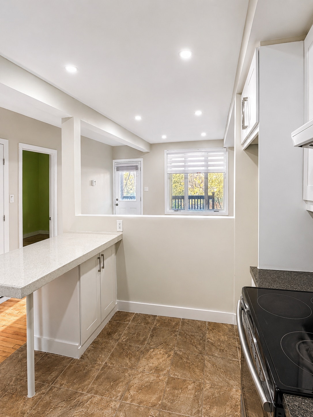 Logement 5 1/2 entièrement meublé disponible dès maintenant — photo 2