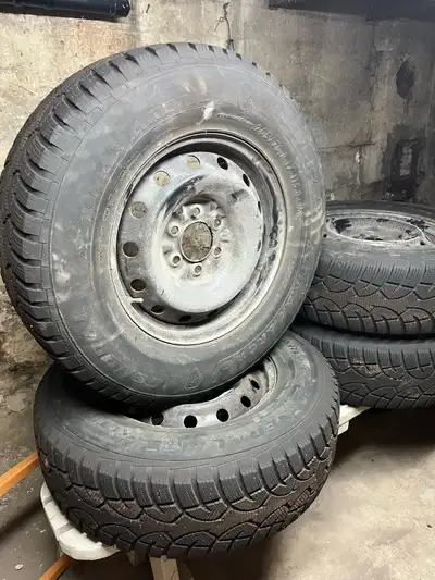 Ensemble de 4 pneus d’hiver General Altimax Arctic grandeur 265/70R17, montés sur rims en acier 17 p...