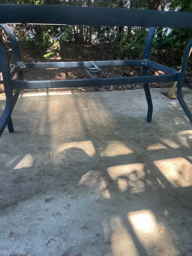 beautiful patio table stored indoors in winter in Patio & Garden Furniture in City of Montréal - Image 4