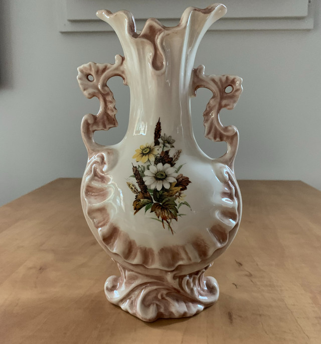 Decorative flower vase in Home Décor & Accents in Gatineau