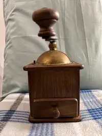 Vintage coffee grinder good condition.