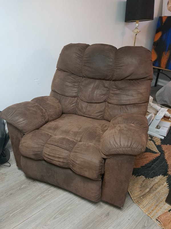 Brown Recliner Awesome for naps or movies Chairs & Recliners