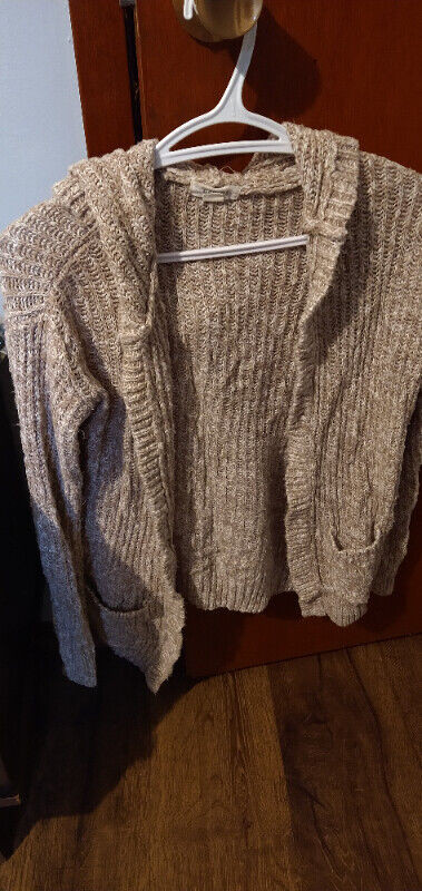 Woman's sweaters/cardigans in Women's - Tops & Outerwear in St. Catharines - Image 4