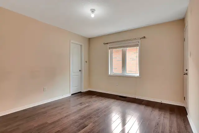 Semi Detached House for sale in Heartland Area Mississauga 3 Bed in Houses for Sale in Mississauga / Peel Region - Image 7
