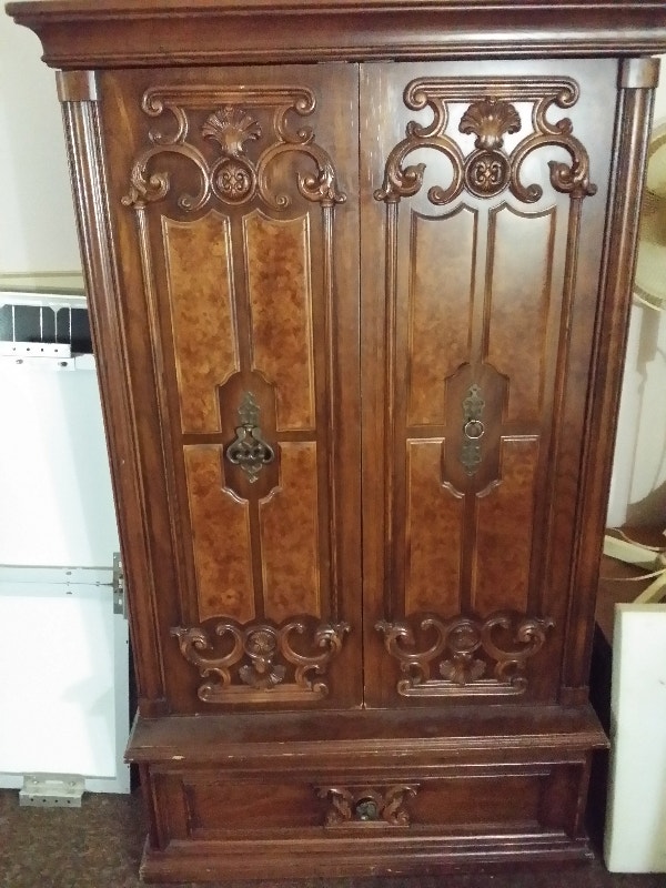 Armoire for sale Dressers & Wardrobes Calgary Kijiji