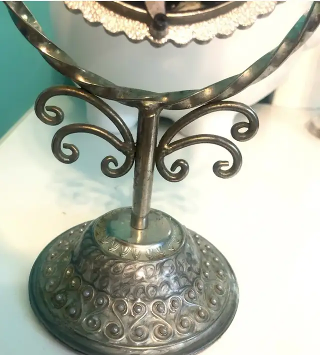 Vintage vanity mirror in Home Décor & Accents in Ottawa - Image 4