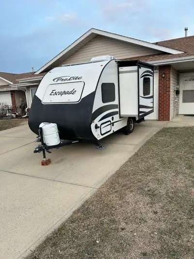 2019 prolite escapade, 1985 dry weight, roof a/c, awning, solar system, 3 way fridge , slide, comple...