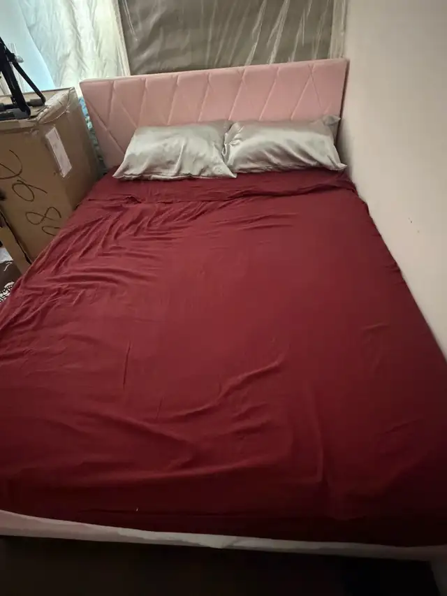 Queen size bed with mattress in Beds & Mattresses in Longueuil / South Shore - Image 2