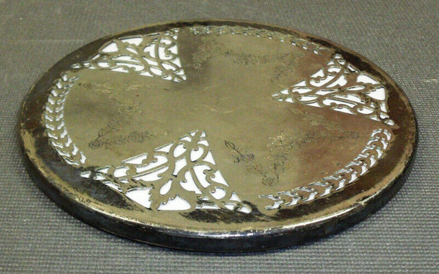 VINTAGE SILVER PLATED TRIVET 6" WIDE in Arts & Collectibles in Lethbridge - Image 3