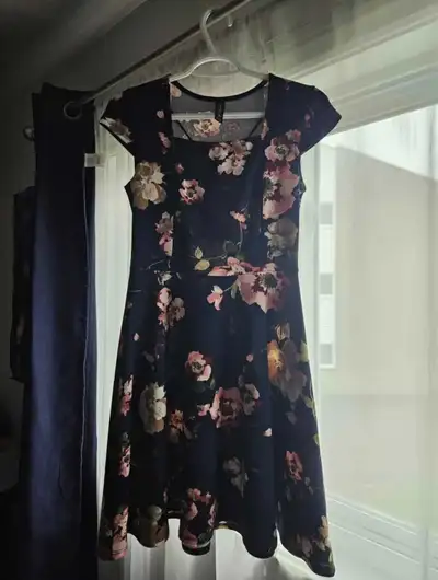 Robe bleu marine fleurit (Small/petit), View more