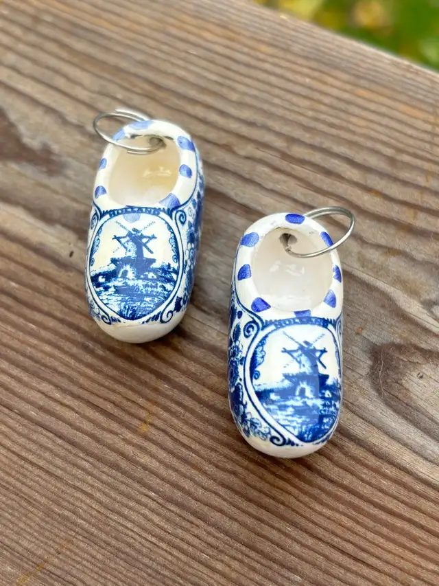Delft Blue Miniature PAIR OF DUTCH SHOES on wire rings in Arts & Collectibles in Kitchener / Waterloo - Image 2