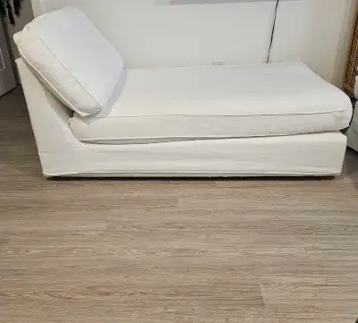 Chaise longue pour le salon. Il y a des housses pours les coussins. Nous pouvons aider à charger dan...