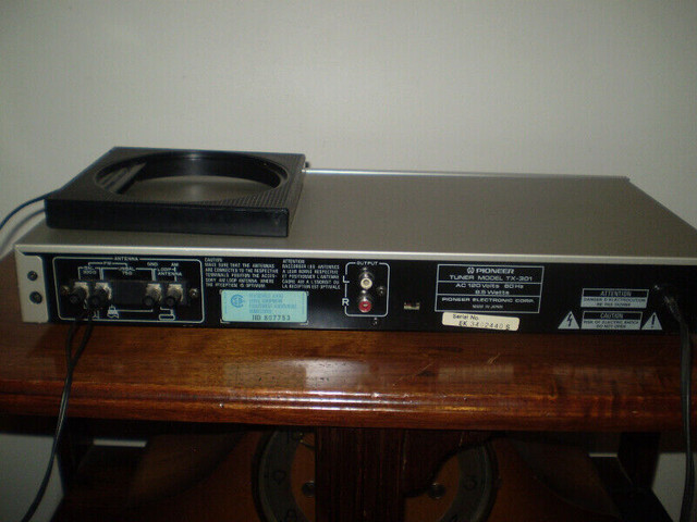 PIONEER STEREO AM/FM " TUNER " TX-301 ( Japan 1984 ) in Stereo Systems & Home Theatre in Thunder Bay - Image 2
