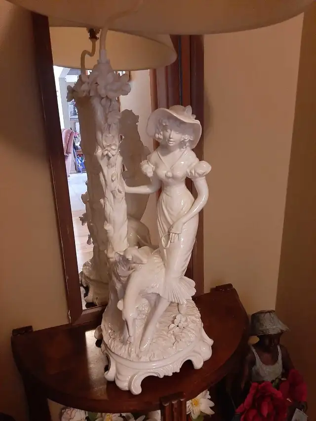 porcaline lamp antique  in Other in Sudbury - Image 3