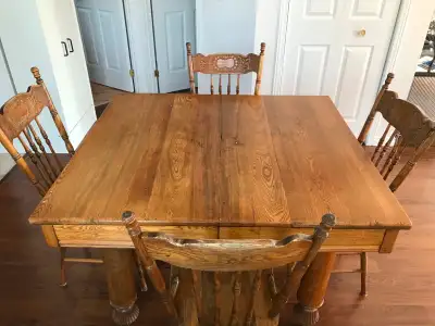 Set de cuisine ancien avec table 45" X 40" et 4 chaises Propre et en bonne condition