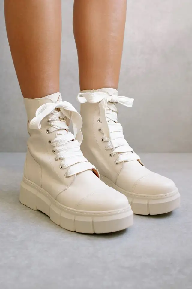 Can Can Alohas White / Cream Leather Boots size 6.5 / 7 in Women's - Shoes in Oakville / Halton Region - Image 4