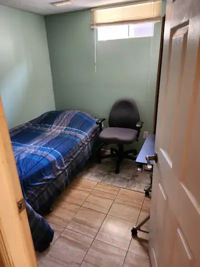 Clean Room in a townhouse. Single occupancy. Utilities: hydro, gas, internet Bus Route: 19 Storage s...