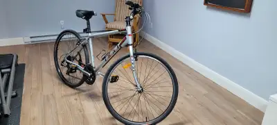 Vélo Hybride DCO Élégance pour homme. Grandeur 18 pouces. Système dérailleur et changement vitesse S...