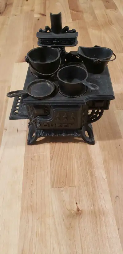 ANTIQUE CAST IRON STOVE SALESMAN SAMPLE. COMPLETE WITH ALL ACCESSORIES. GREAT CONDITION