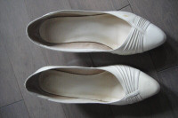 Womens Pointy Toe Slip on Leather Shoes, Size 5. 1/2