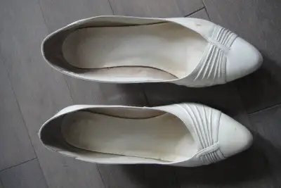Womens Pointy Toe Slip on Leather Shoes, Size 5. 1/2, View more