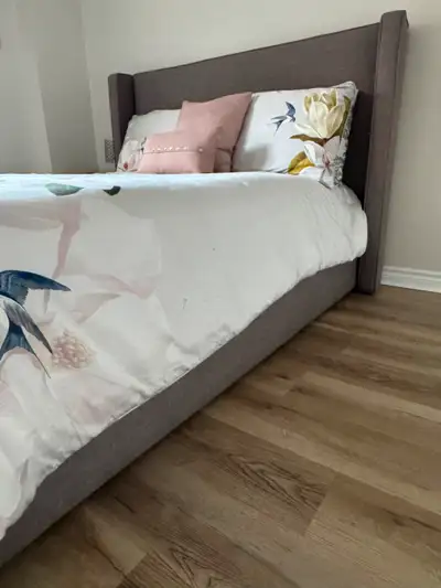 Base de lit et matelas queen en très bonne condition. Matelas toujours protégé avec une housse. Bed...