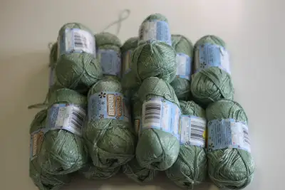Baby green 70% cotton 30% nylon Each ball is approximately 182 m or 200 yards Net weight per ball 50...