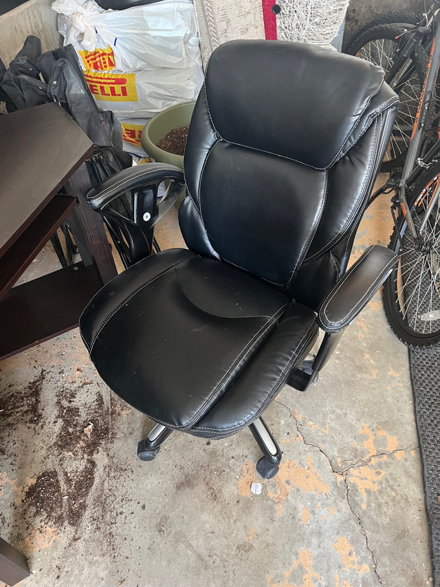 Computer desk and office chair Desks Lethbridge Kijiji
