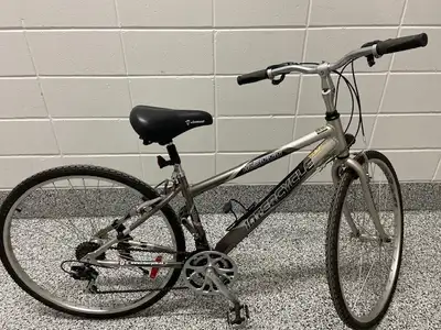 Vélo pour femme roue de 28 pouce  21 vitesses, View more