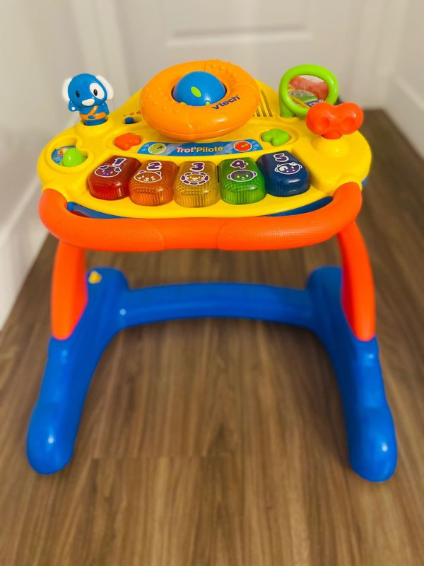 Trotteur musical pour bébé/ Baby Walker (Vtech) dans Ventes de garage  à Ouest de l’Île