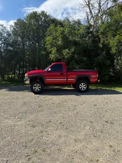 2002 GMC sierra 1500 Excellent body and frame, clean interior,5.3 motor, 6 inch lift kit, 35 tires o...