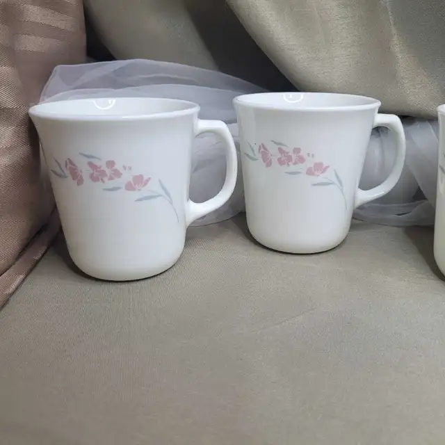Corelle Corning Ware  Set of 3  Coffee / Tea Cups in Kitchen & Dining Wares in Markham / York Region - Image 4