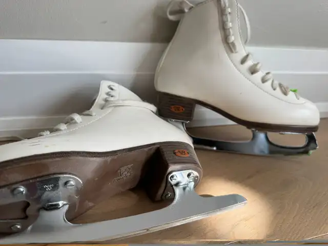 Higher End Riedell Figure Skates - Size 3 1/2 in Skates & Blades in Markham / York Region - Image 4