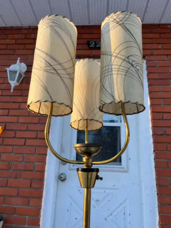 Lampe sur pied atomic vintage trois abats jours fibre de verre in Indoor Lighting & Fans in City of Montréal - Image 3