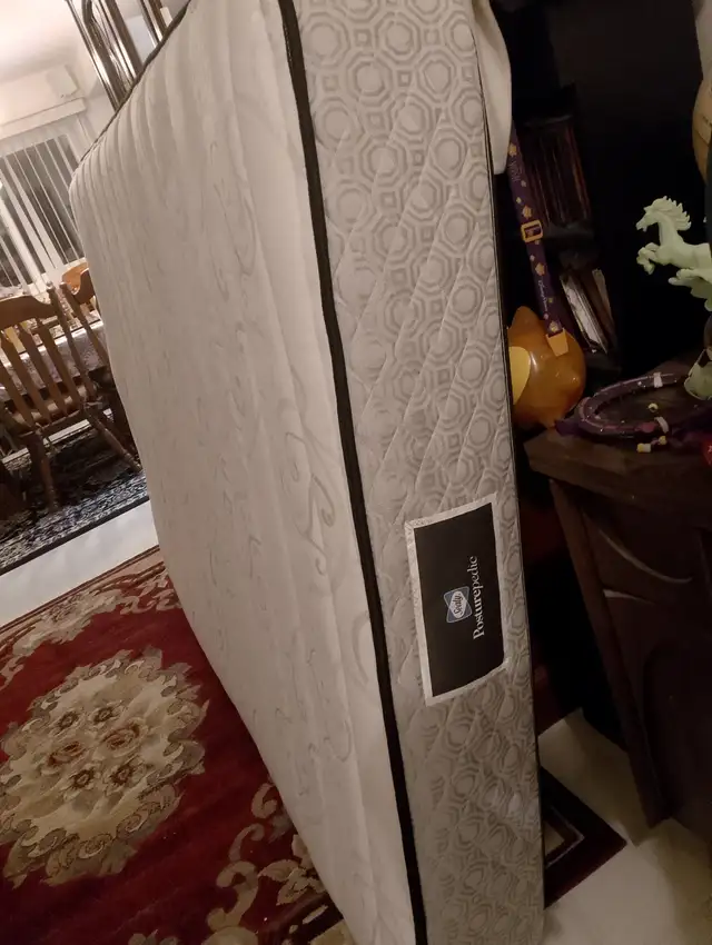 Sealy Posterpedic Full Mattress and Boxspring in Beds & Mattresses in Chilliwack - Image 4
