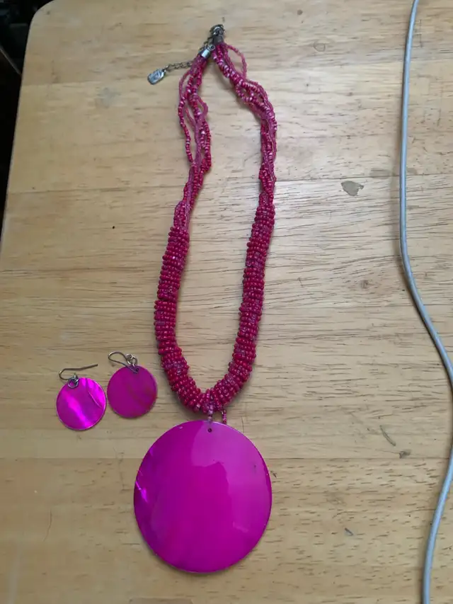 Assorted pink necklaces-beads/pearl/onyx/ tortoiseshell in Jewellery & Watches in City of Montréal - Image 5