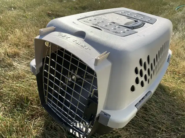 Pet Carrier, Large Size 58cm in length in Accessories in Saskatoon - Image 2