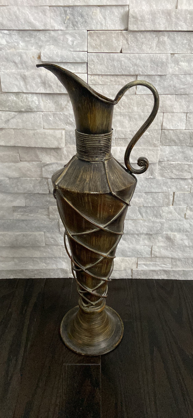 Decorative Metal Vase & Toilet Paper Holder in Home Décor & Accents in Mississauga / Peel Region