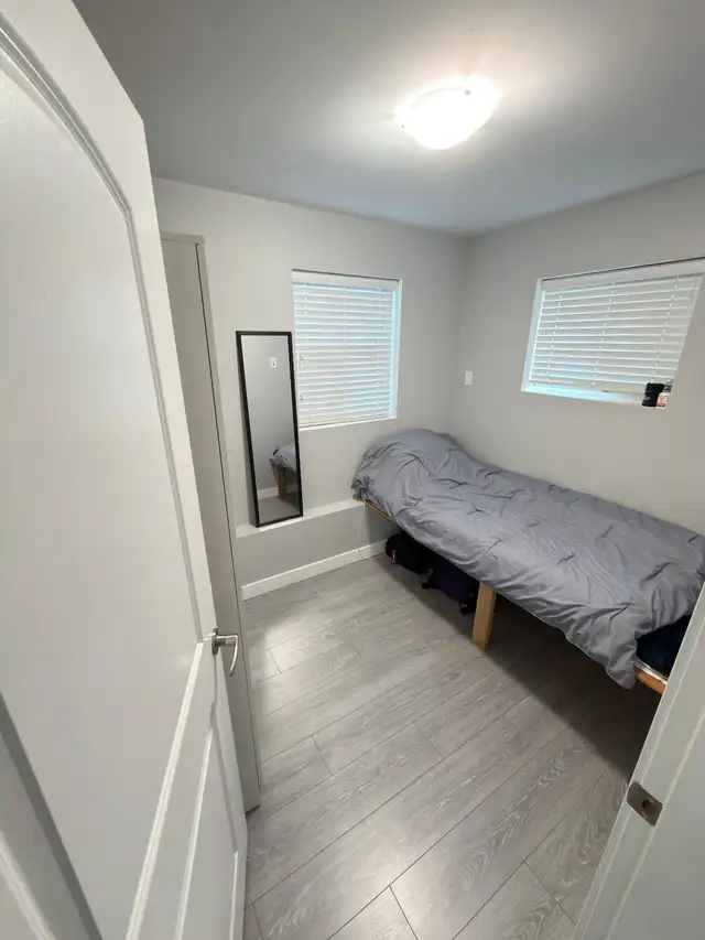 Private room and bathroom for rent for female only! in Room Rentals & Roommates in Vancouver - Image 4