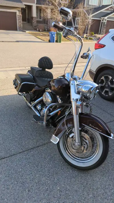 Low KM 07 Road King Classic, just around 28000km. - New battery spring 2025 - New F&R tires + wheel...