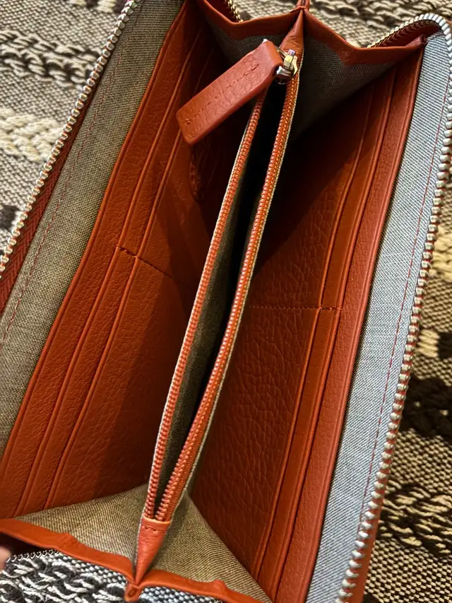 Must Go!-Roots wallet in Women's - Bags & Wallets in Markham / York Region - Image 4