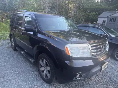 2015 Honda Pilot Touring AWD (Top Trim Line) 8-Seater SUV with Third Row Michelin [All Season] Tires...