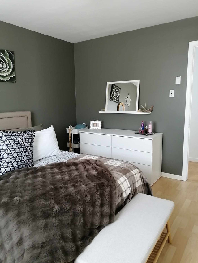 Set de chambre comprenant tête et base de lit couleur gris-beige dans Lits et matelas  à Lanaudière - Image 3