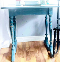 Antique side table with 2 drawers