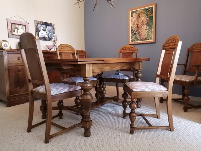 Table et 6 chaises en bois des années 30 in Dining Tables & Sets in La Ronge - Image 3
