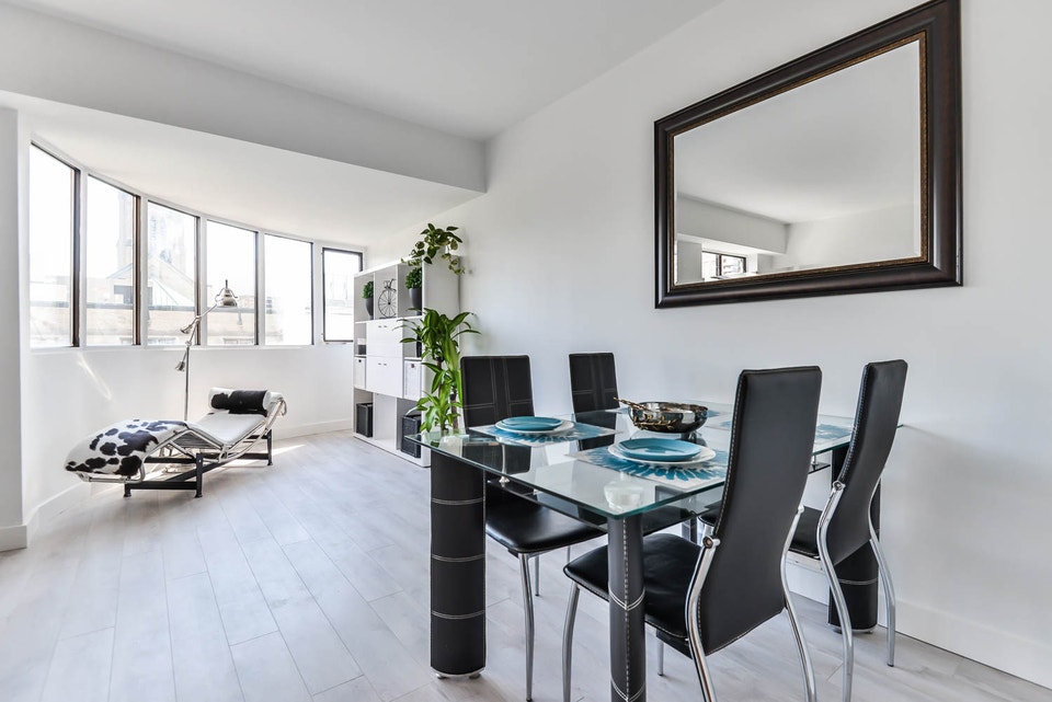 Downtown 2 Story Townhouse Condo (+1000sqft) Yonge & King 3