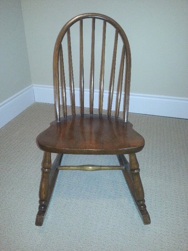 Antique Windsor Rocking Chair in Chairs & Recliners in Markham / York Region - Image 2
