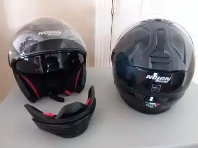 Casque à l'état neuf, comprenant une lunette de soleil intégrée, une mentonnière amovible et une hou...